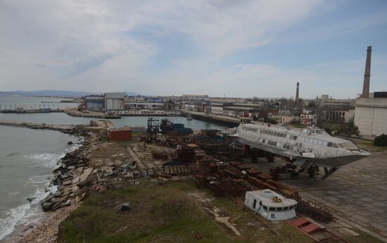 Dmitry Rogozin visits More plant in Feodosia