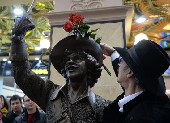 Sculptures of musketeers from D'Artagnan and Three Musketeers movie unveiled in Yekaterinburg