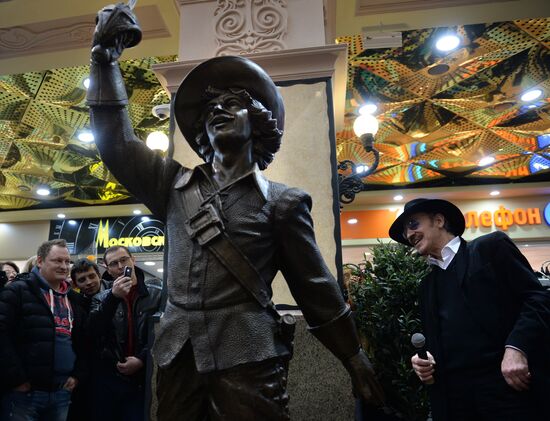 Sculptures of musketeers from D'Artagnan and Three Musketeers movie unveiled in Yekaterinburg