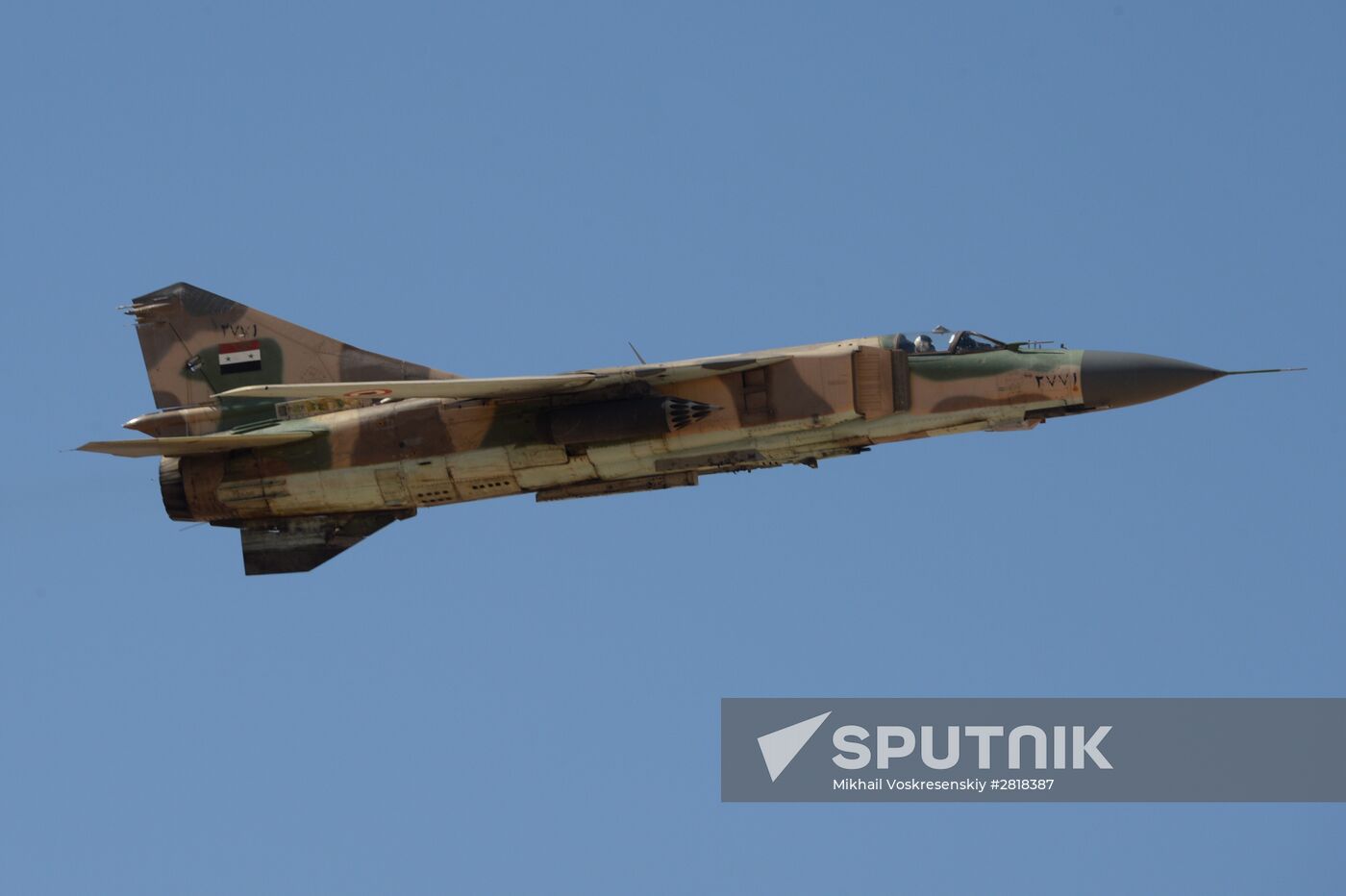 Syrian government army and militia on the fringes of Al-Karyatein