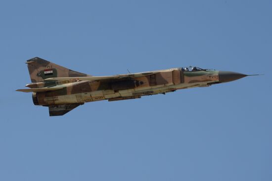 Syrian government army and militia on the fringes of Al-Karyatein