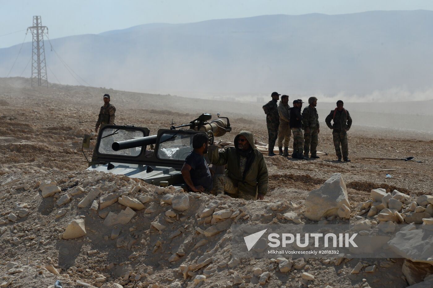 Syrian government army and militia on the fringes of Al-Karyatein