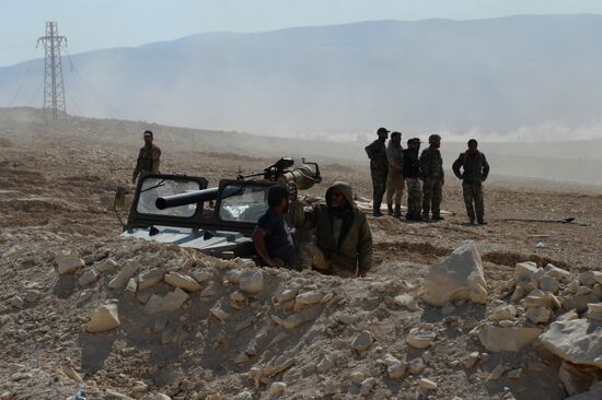 Syrian government army and militia on the fringes of Al-Karyatein