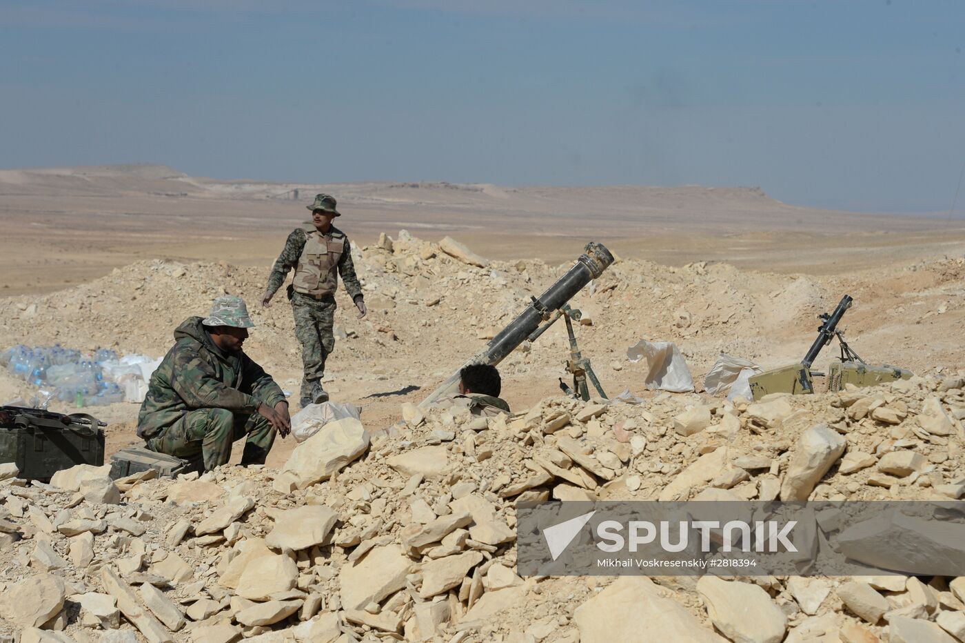 Syrian government army and militia on the fringes of Al-Karyatein