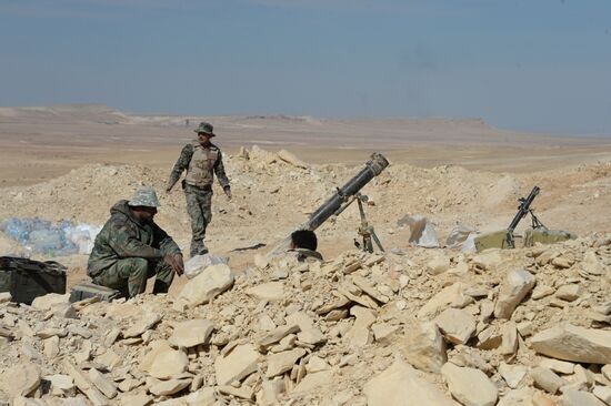 Syrian government army and militia on the fringes of Al-Karyatein