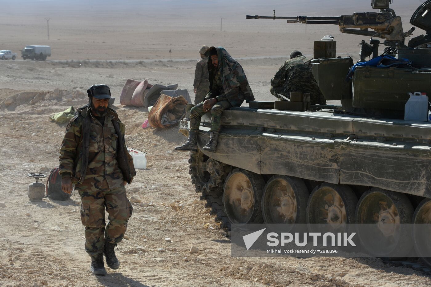 Syrian government army and militia on the fringes of Al-Karyatein