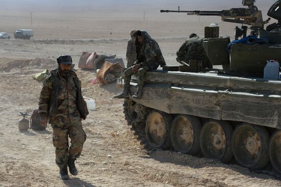 Syrian government army and militia on the fringes of Al-Karyatein