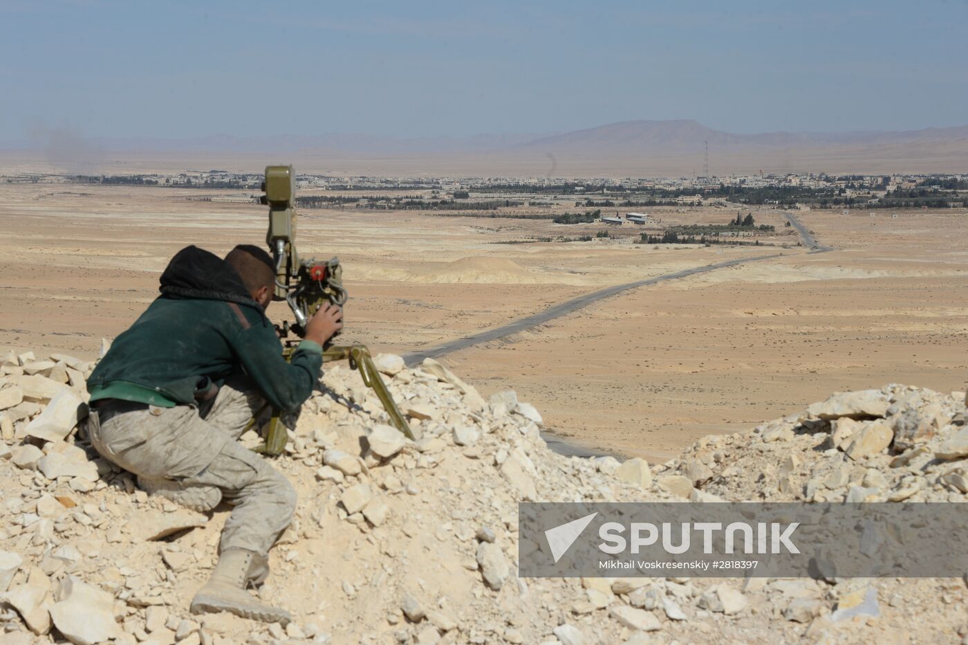Syrian government army and militia on the fringes of Al-Karyatein