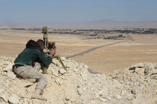 Syrian government army and militia on the fringes of Al-Karyatein