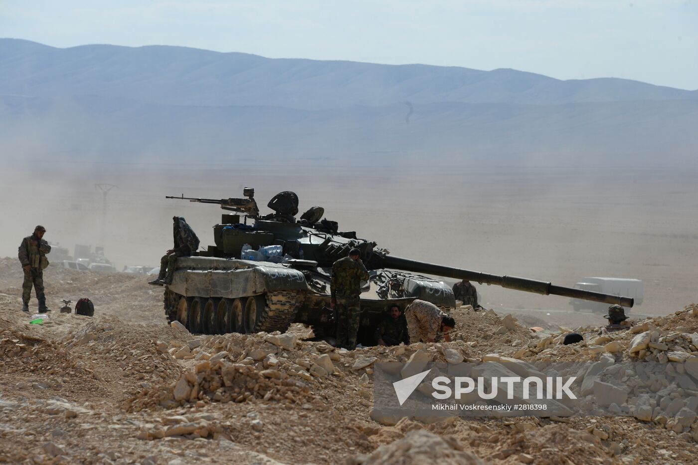 Syrian government army and militia on the fringes of Al-Karyatein
