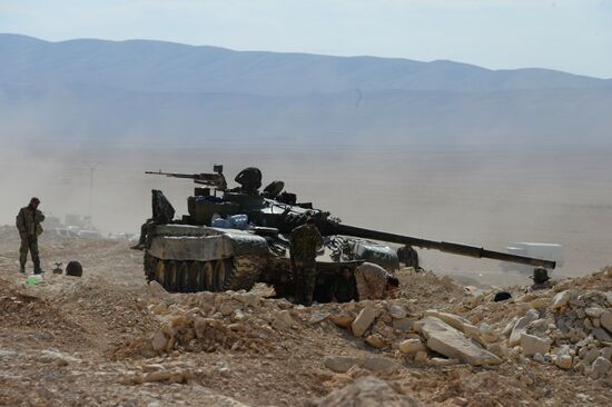 Syrian government army and militia on the fringes of Al-Karyatein