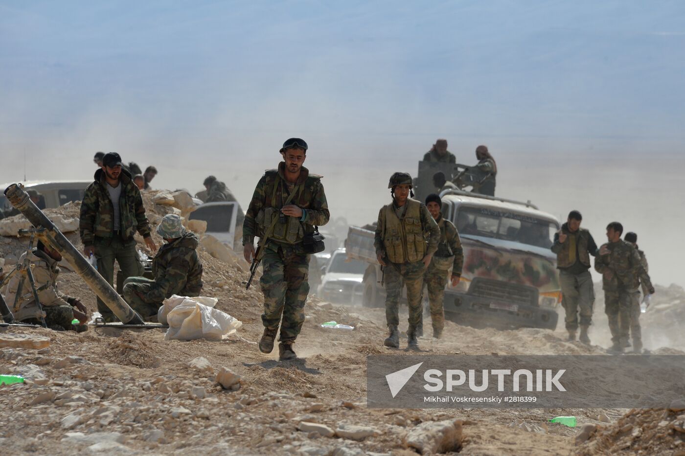 Syrian government army and militia on the fringes of Al-Karyatein