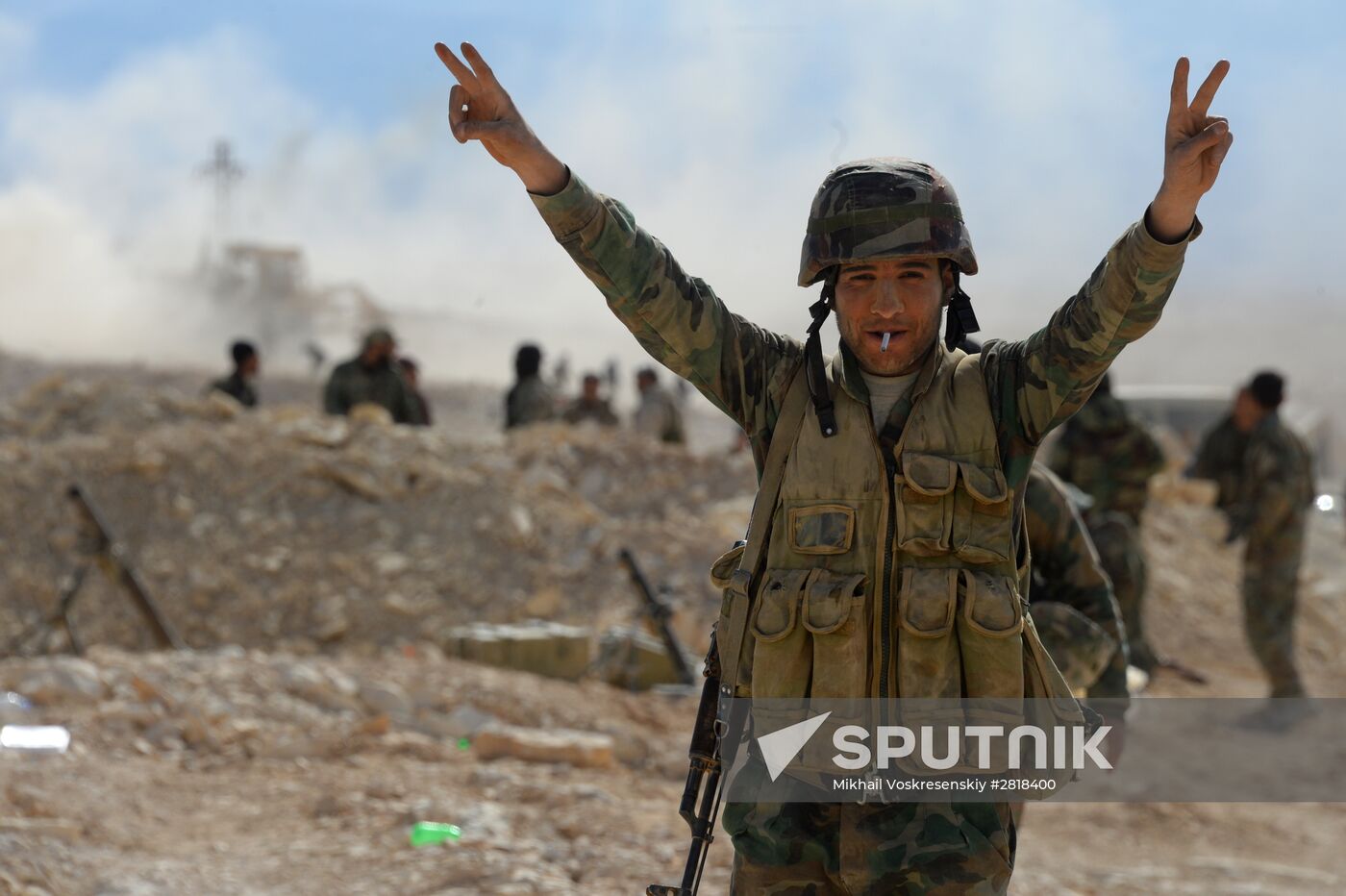 Syrian government army and militia on the fringes of Al-Karyatein