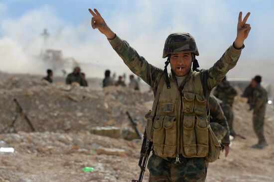 Syrian government army and militia on the fringes of Al-Karyatein