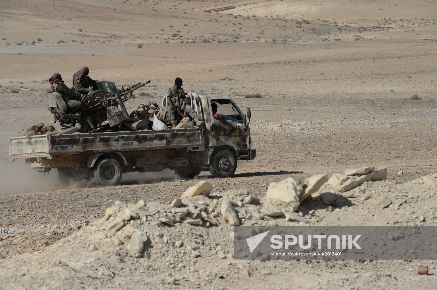Syrian government army and militia on the fringes of Al-Karyatein