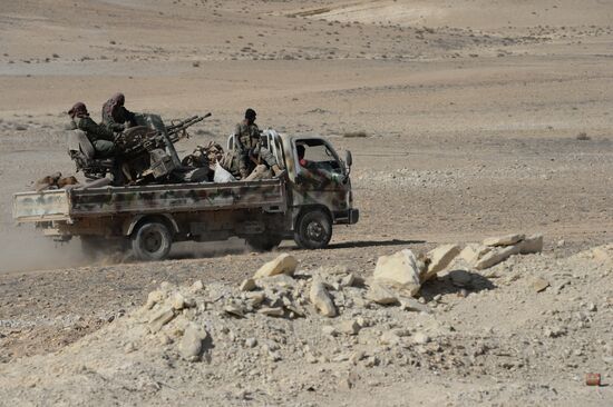 Syrian government army and militia on the fringes of Al-Karyatein