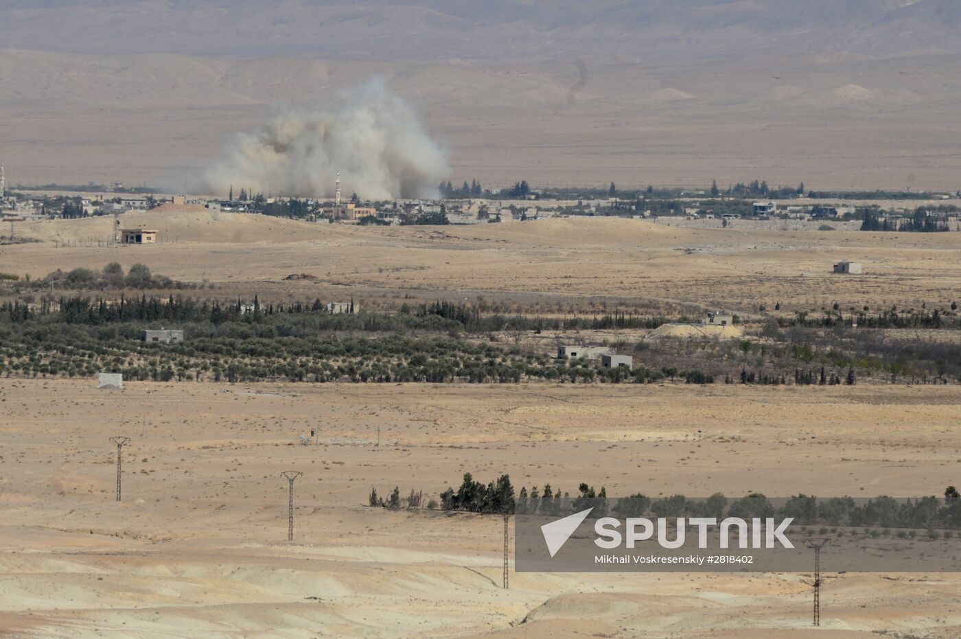 Syrian government army and militia on the fringes of Al-Karyatein