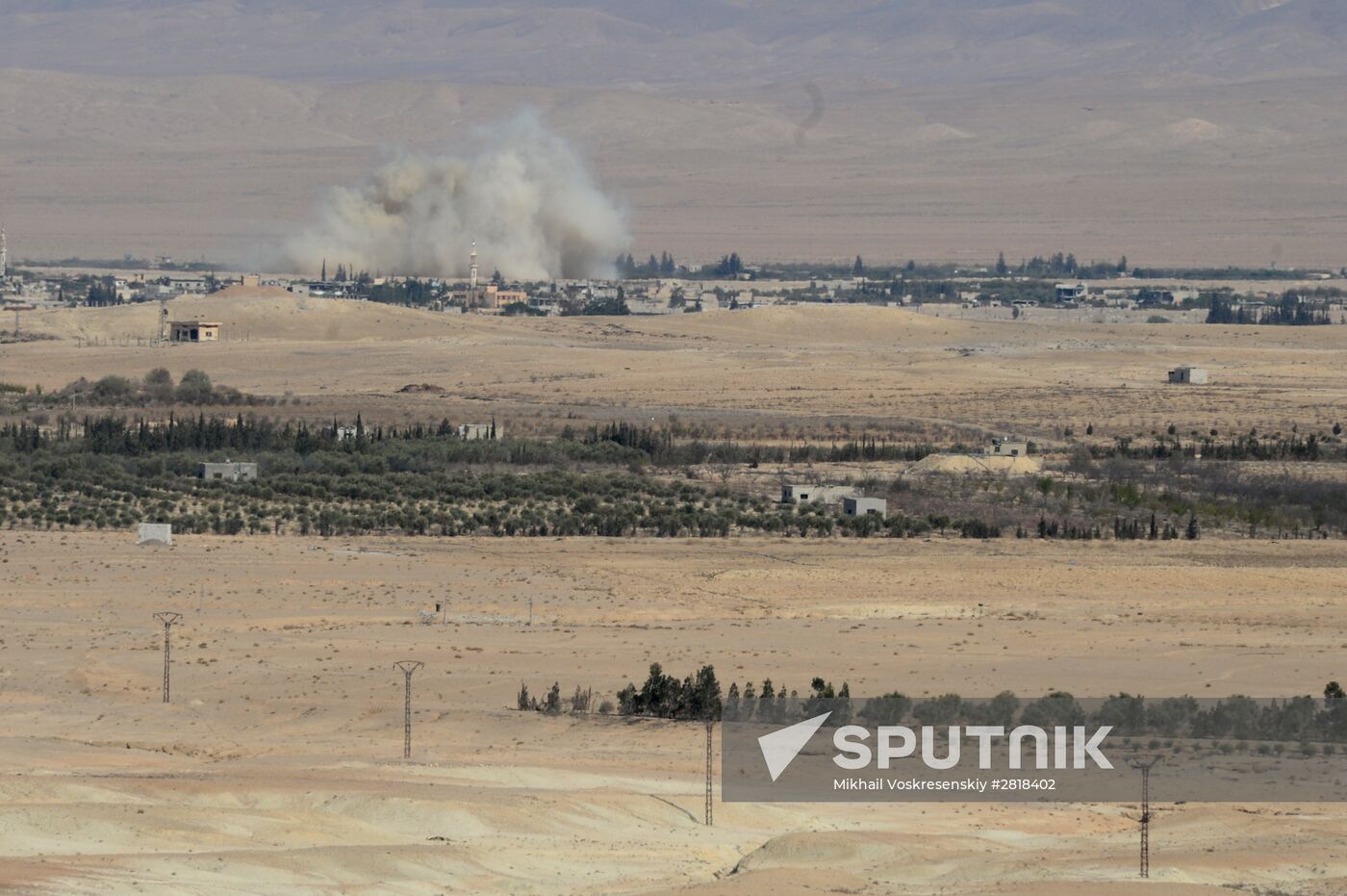 Syrian government army and militia on the fringes of Al-Karyatein
