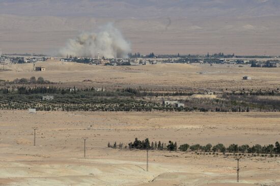 Syrian government army and militia on the fringes of Al-Karyatein