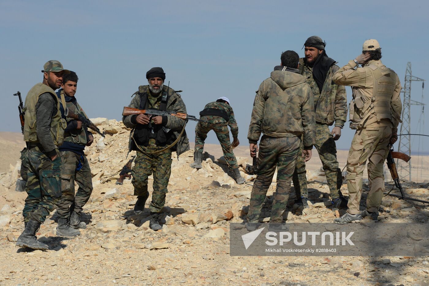 Syrian government army and militia on the fringes of Al-Karyatein