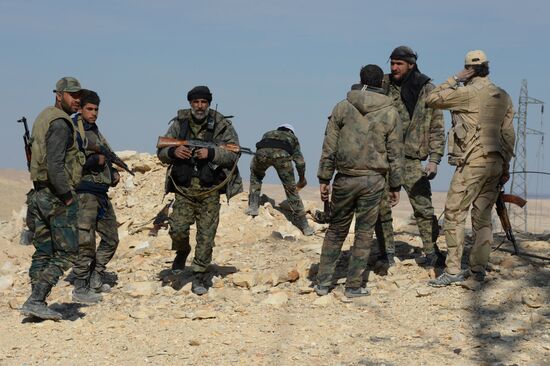 Syrian government army and militia on the fringes of Al-Karyatein