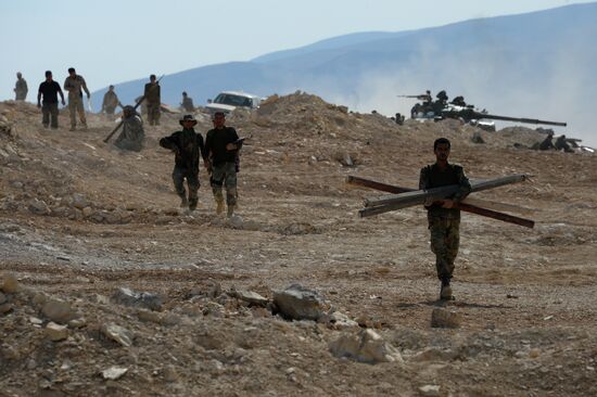 Syrian government army and militia on the fringes of Al-Karyatein