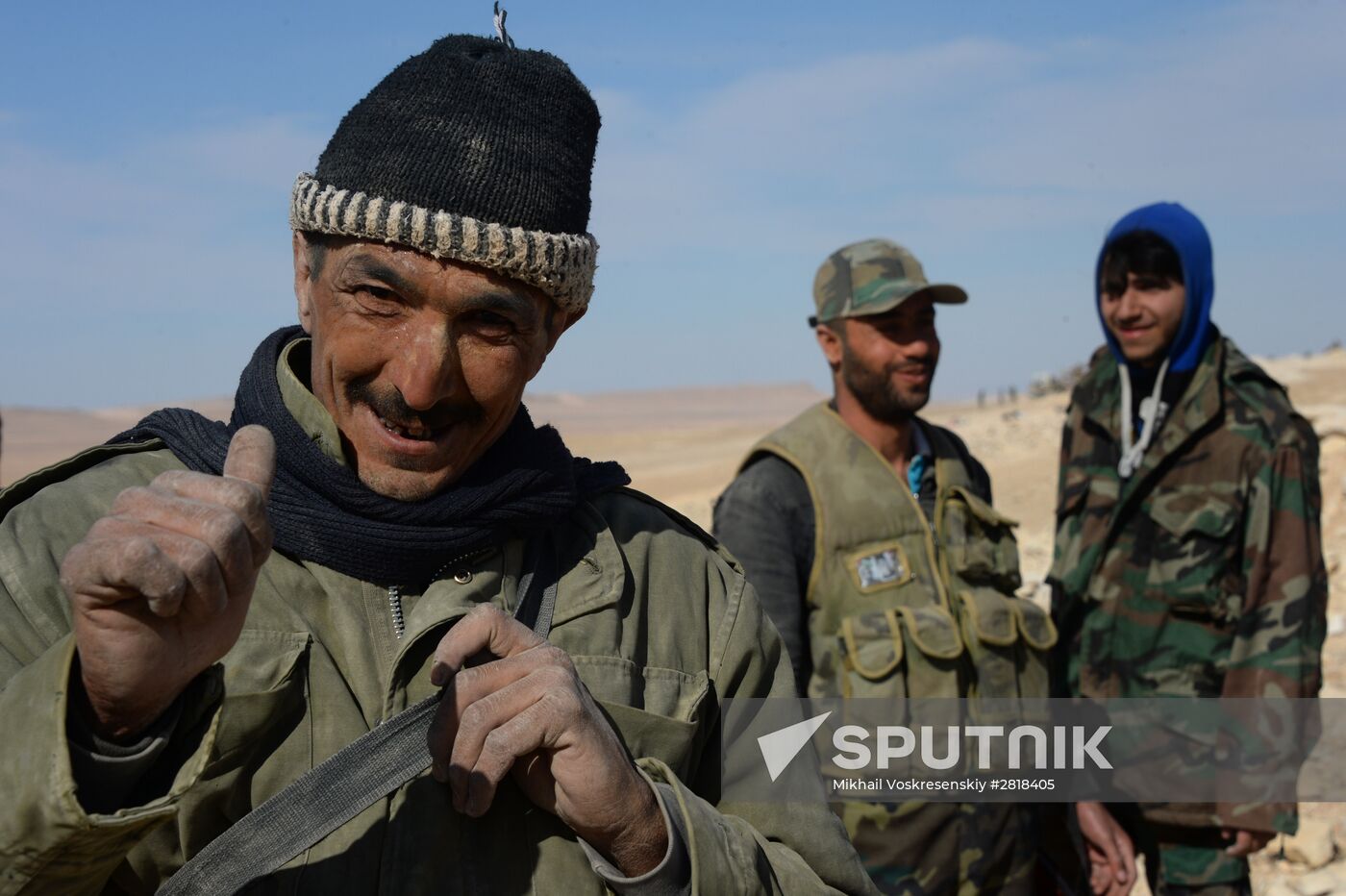 Syrian government army and militia on the fringes of Al-Karyatein