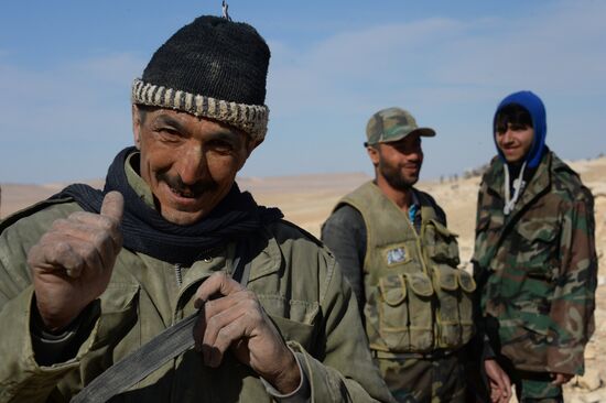 Syrian government army and militia on the fringes of Al-Karyatein