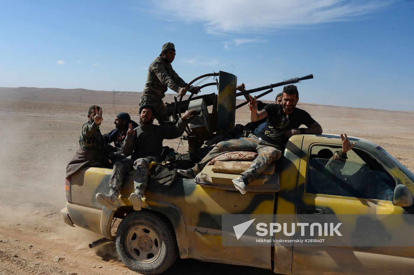 Syrian government army and militia on the fringes of Al-Karyatein
