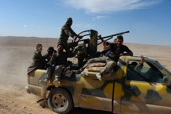 Syrian government army and militia on the fringes of Al-Karyatein