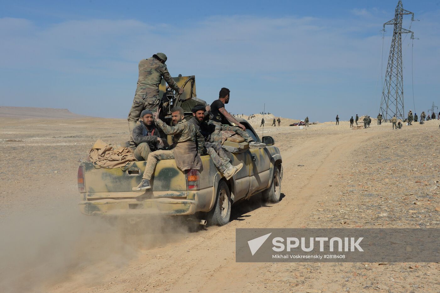 Syrian government army and militia on the fringes of Al-Karyatein