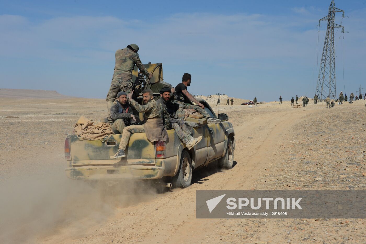 Syrian government army and militia on the fringes of Al-Karyatein