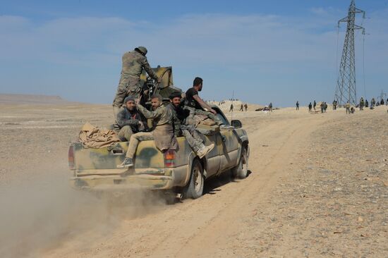 Syrian government army and militia on the fringes of Al-Karyatein