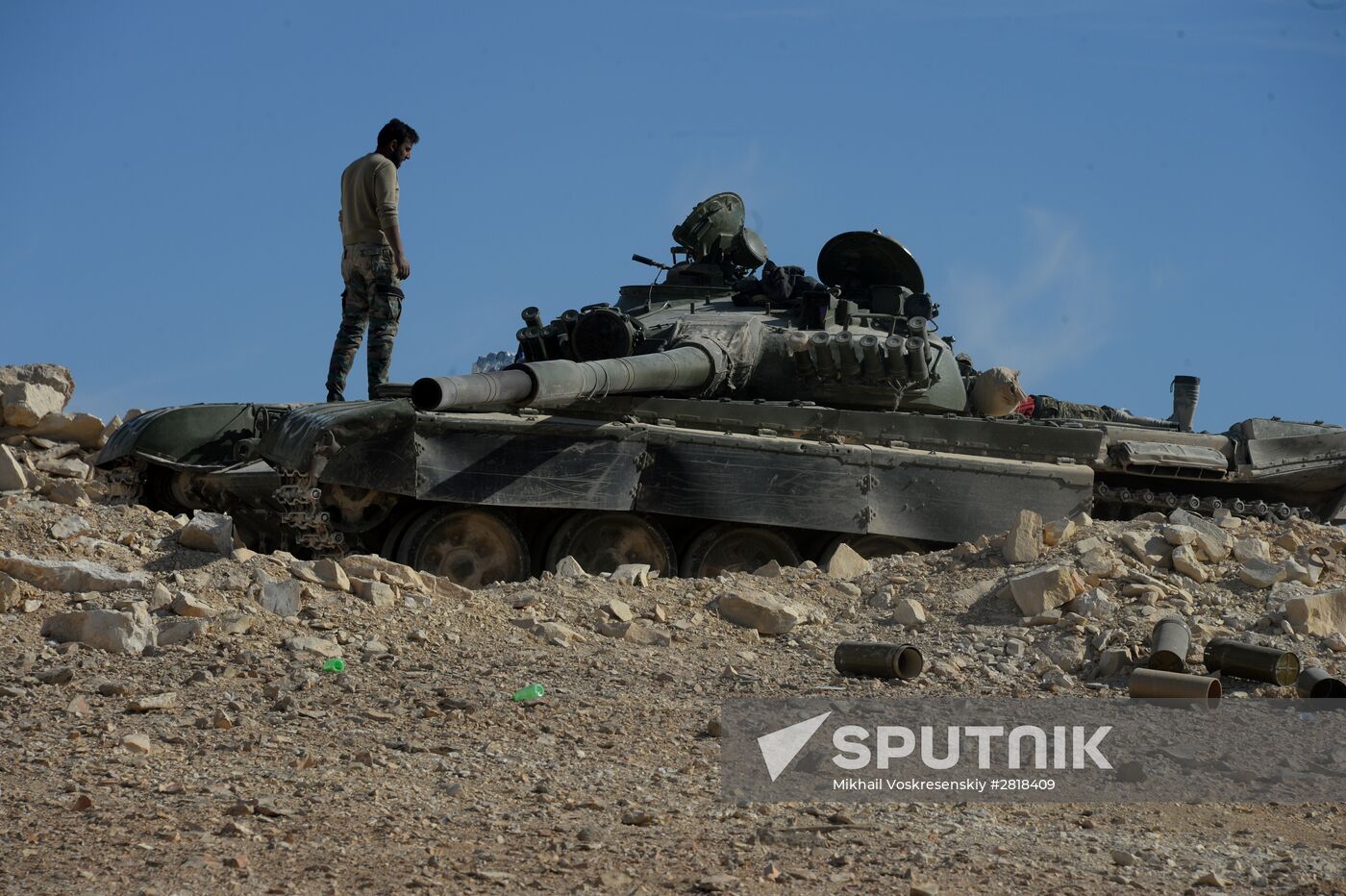 Syrian government army and militia on the fringes of Al-Karyatein