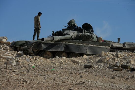 Syrian government army and militia on the fringes of Al-Karyatein