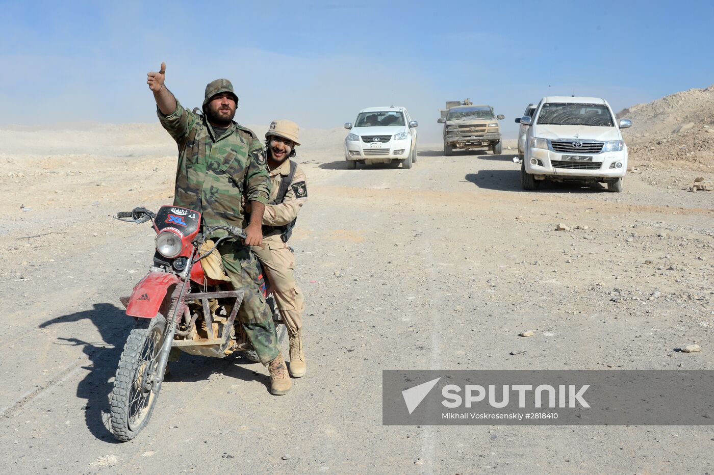 Syrian government army and militia on the fringes of Al-Karyatein