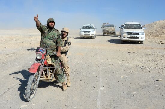 Syrian government army and militia on the fringes of Al-Karyatein