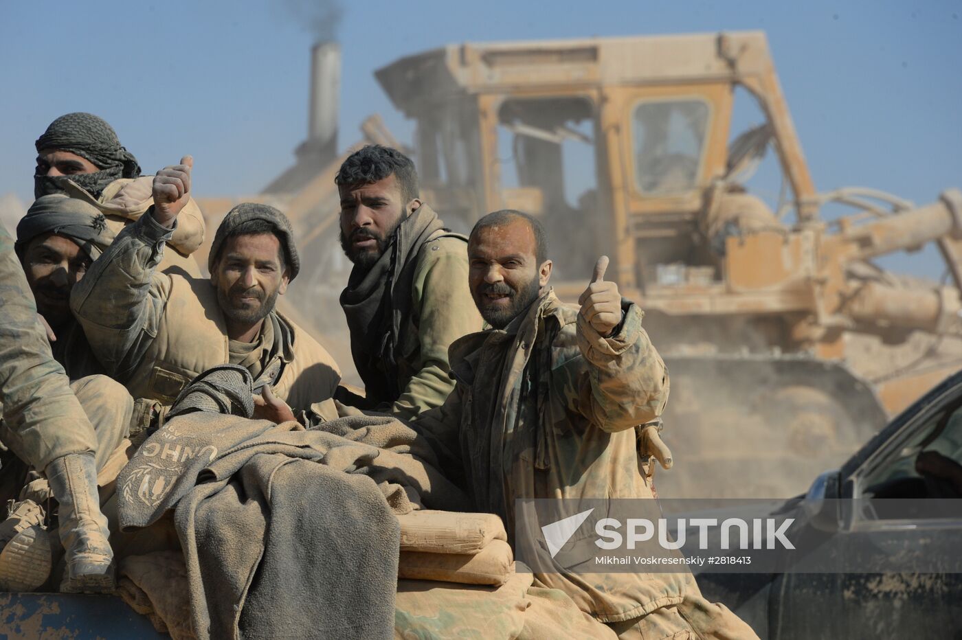 Syrian government army and militia on the fringes of Al-Karyatein