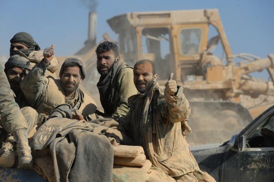 Syrian government army and militia on the fringes of Al-Karyatein