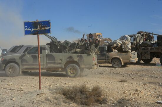 Syrian government army and militia on the fringes of Al-Karyatein