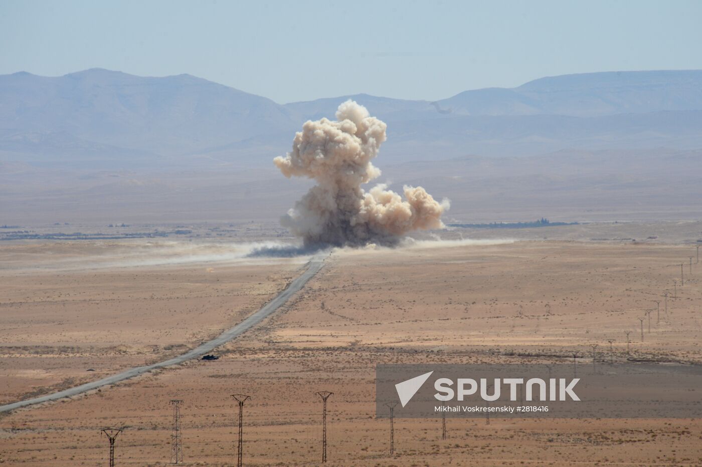 Syrian government army and militia on the fringes of Al-Karyatein