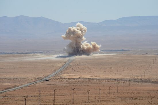 Syrian government army and militia on the fringes of Al-Karyatein