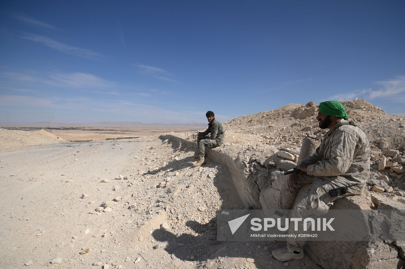 Syrian government army and militia on the fringes of Al-Karyatein