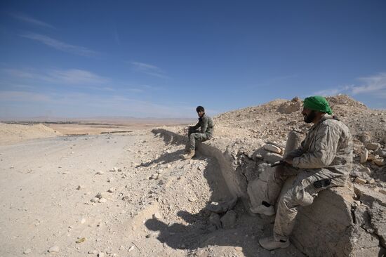 Syrian government army and militia on the fringes of Al-Karyatein