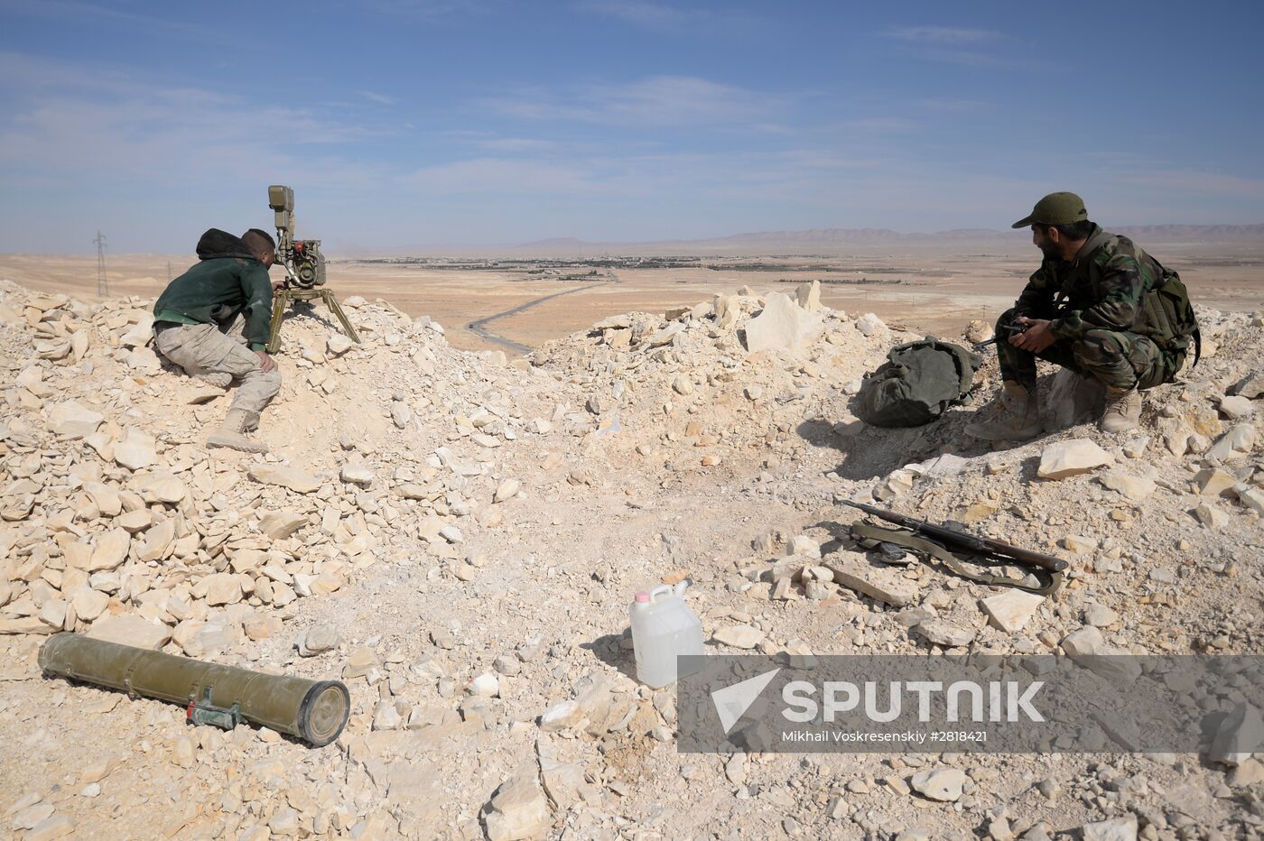 Syrian government army and militia on the fringes of Al-Karyatein