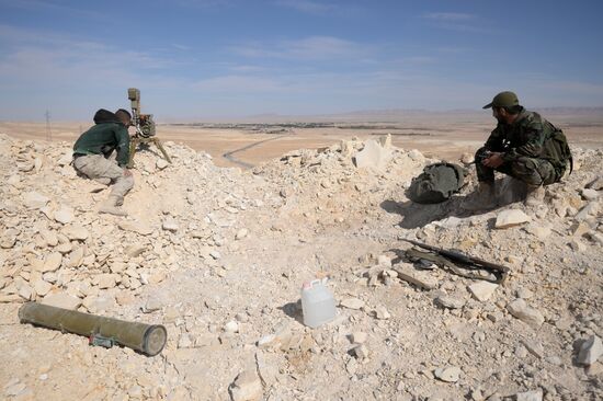 Syrian government army and militia on the fringes of Al-Karyatein