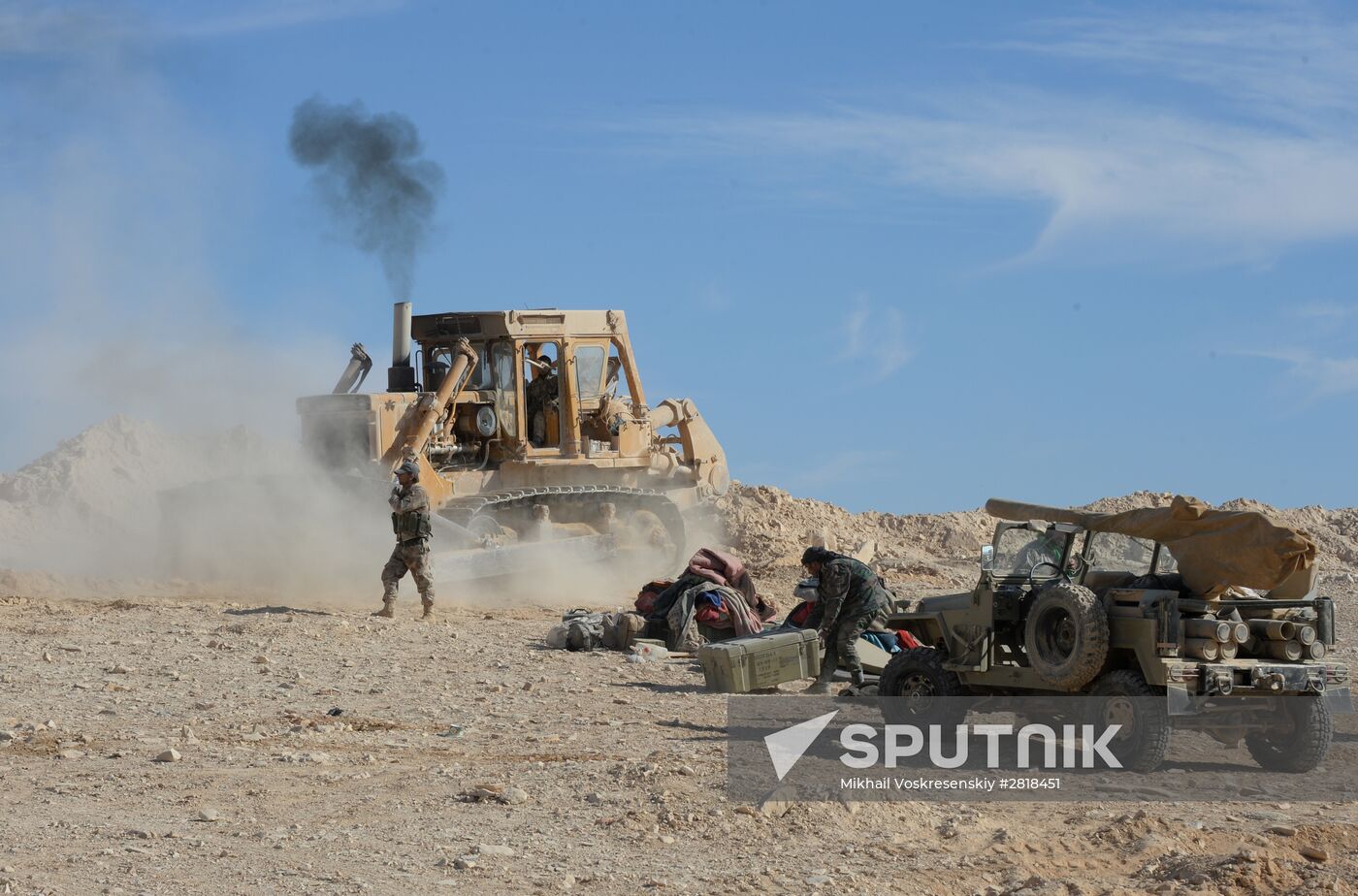 Syrian government army and militia on the fringes of Al-Karyatein