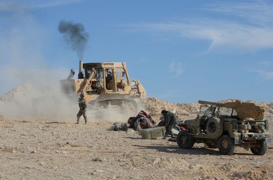 Syrian government army and militia on the fringes of Al-Karyatein