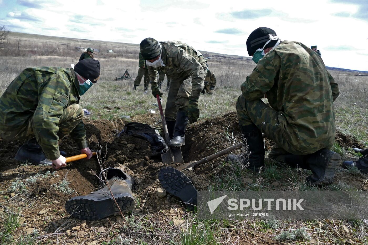 Mass grave of soldiers of Armed Forces of Ukraine found near Debaltseve