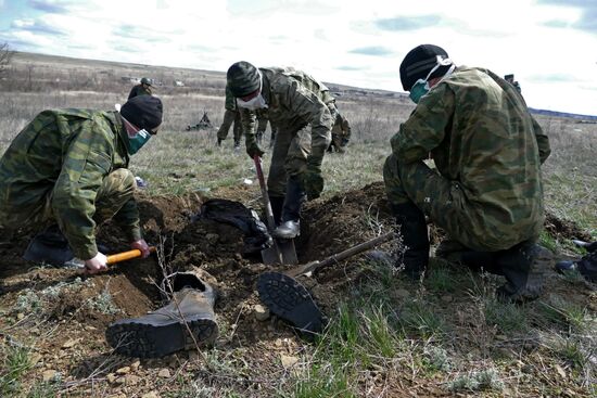 Mass grave of soldiers of Armed Forces of Ukraine found near Debaltseve
